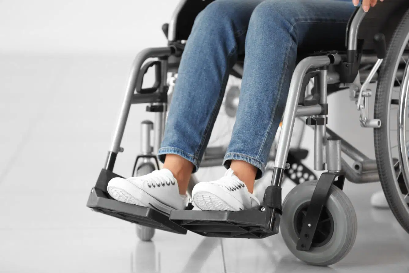 Paraplegie - impactul asupra calității vieții și abordări terapeutice moderne 1 - PrimaClinic.ro 1. Ce este paraplegia - picioare de femeie, sneakersi albi, scaun cu rotile