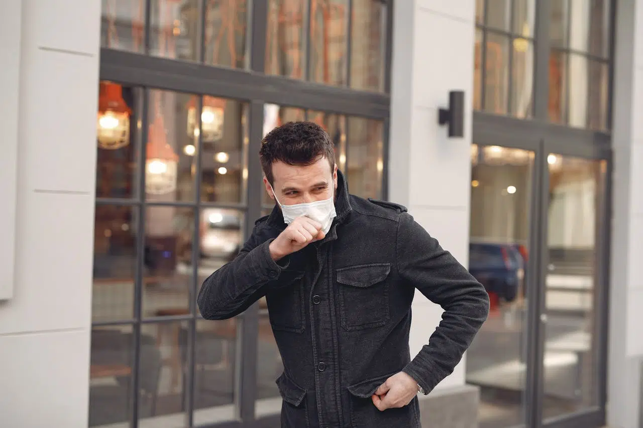 Bronșita – ce trebuie să știi despre această afecțiune a căilor respiratorii? 1 - PrimaClinic.ro 1. bronsita - barbat care tuseste