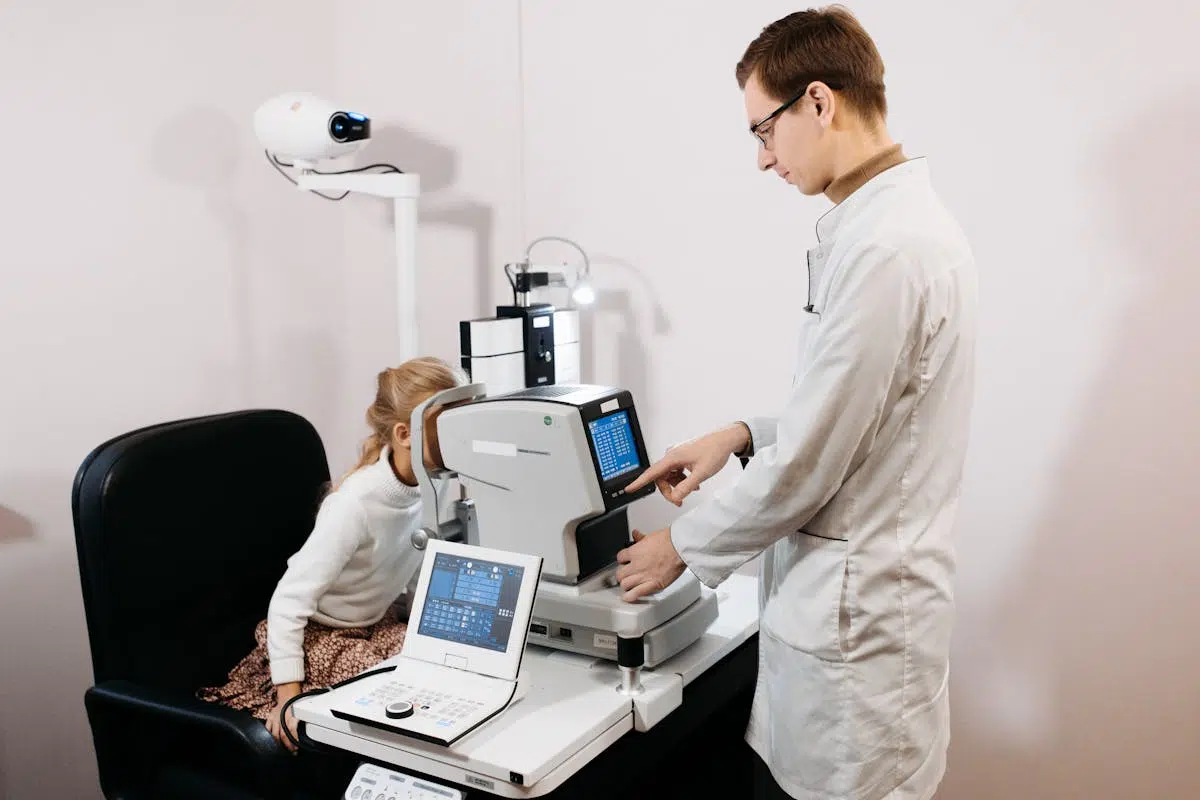 Glaucomul sau patologia oftalmologică mută care te poate afecta fără să îți dai seama 3 - PrimaClinic.ro 2. Ce poti face pentru a preveni si ce alimente sunt interzise in glaucom persoana la consultatie de oftalmologie - Primaclinic.ro