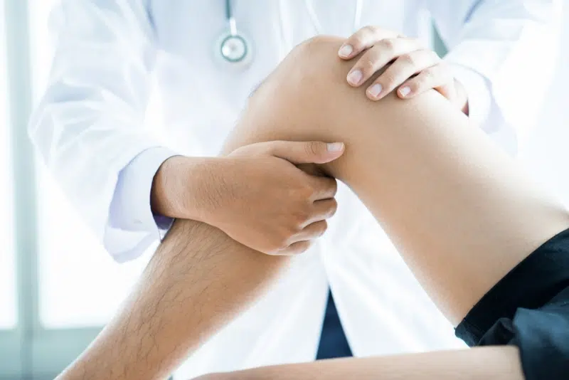 Claudicație intermitentă: caracterizare, cauze etiologice principale și strategii de intervenție terapeutică 2 - PrimaClinic.ro 2. Claudicația intermitentă diagnosticarea, prevenirea și tratarea - examinare picior