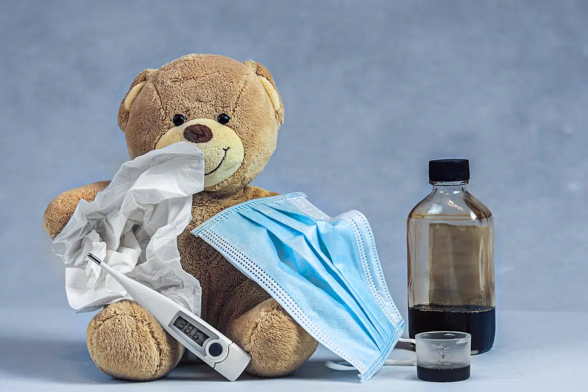 Laringita, afecțiunea care poate să te lase fără voce pentru câteva zile – simptome, cauze și tratament 2 - PrimaClinic.ro 2. Laringita - urs de plus, masca, termometru