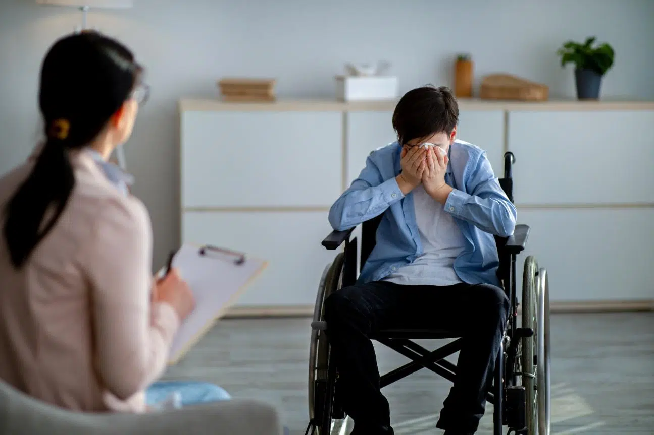 Paraplegie - impactul asupra calității vieții și abordări terapeutice moderne 2 - PrimaClinic.ro 3. Paraplegia - băiat care plânge, medic, cabinet medical
