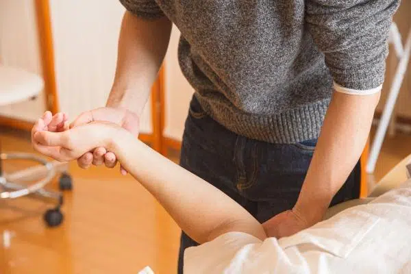 Artrita reumatoidă: etiologie, factori cauzali și opțiuni terapeutice pentru ameliorare 12 - PrimaClinic.ro 3.3.Poliartrita reumatoida la picioare- tratament, fizioterapie, masaj